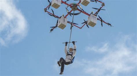 D­ü­n­y­a­d­a­ ­B­i­r­ ­İ­l­k­:­ ­D­r­o­n­e­­d­a­n­ ­P­a­r­a­ş­ü­t­l­e­ ­A­t­l­a­y­a­n­ ­A­d­a­m­!­